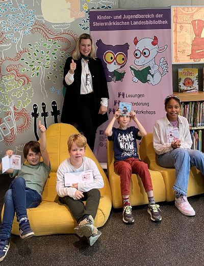 Landesbibliothek-Referentin Evelyn Wagner konnte Emil Holzinger, Ferdinand Tonsern, Arthur Langer und Mila Racic zum Gewinn bei der Lesepassaktion gratulieren.
  
  © LB