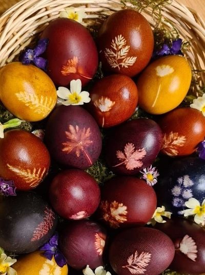 Ostereier gefärbt mit Naturfarben und Gräser- bzw. Blumenmustern. © Privat